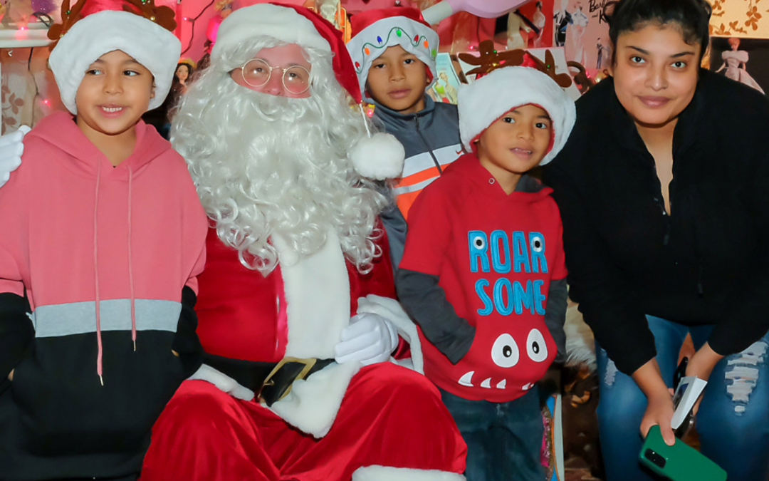 Photos with Santa at Tanner House Holidays 2023